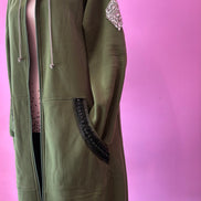 Felpa lunga Gioiello : cappottino Oversize verde con Ricami in Paillettes e Cristalli – Lusso Couture