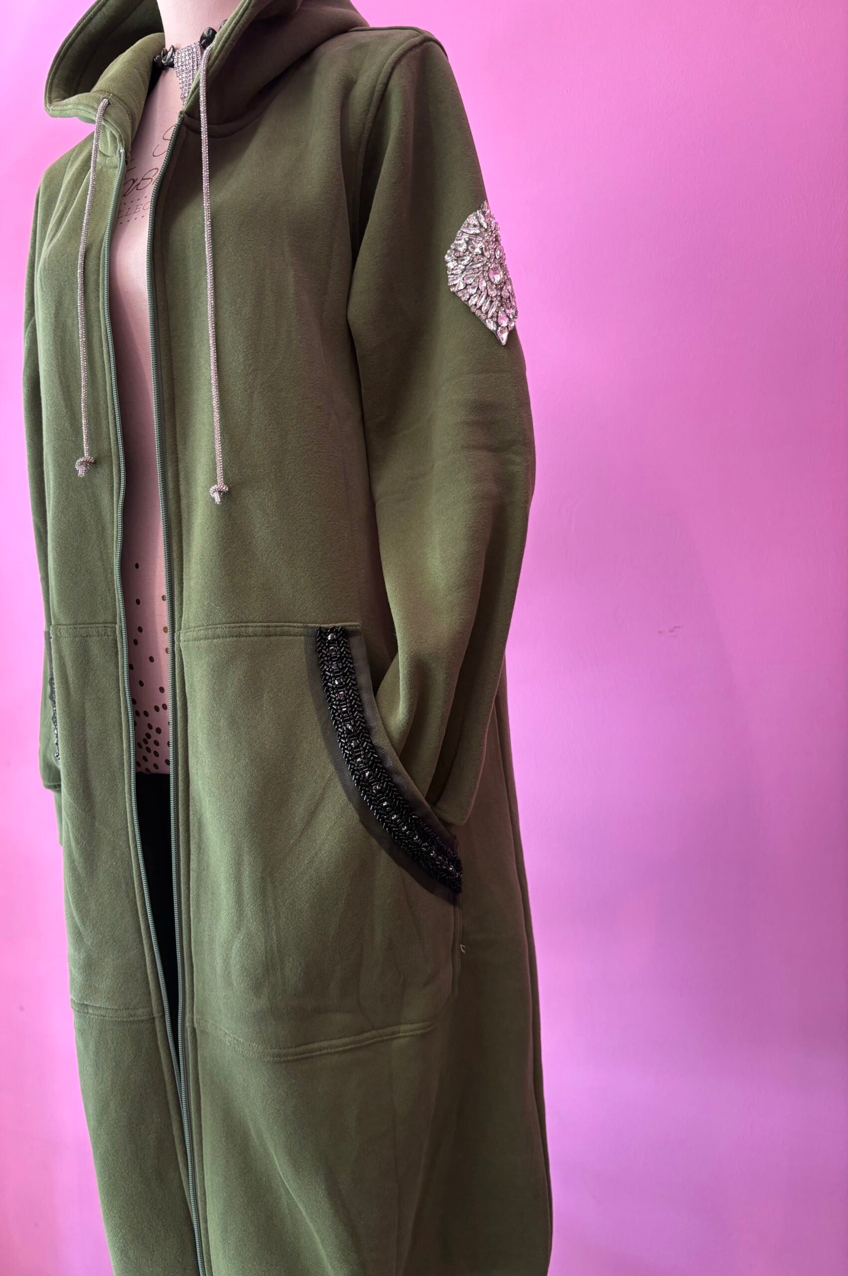 Felpa lunga Gioiello : cappottino Oversize verde con Ricami in Paillettes e Cristalli – Lusso Couture