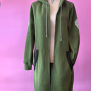 Felpa lunga Gioiello : cappottino Oversize verde con Ricami in Paillettes e Cristalli – Lusso Couture