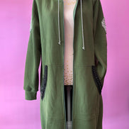 Felpa lunga Gioiello : cappottino Oversize verde con Ricami in Paillettes e Cristalli – Lusso Couture