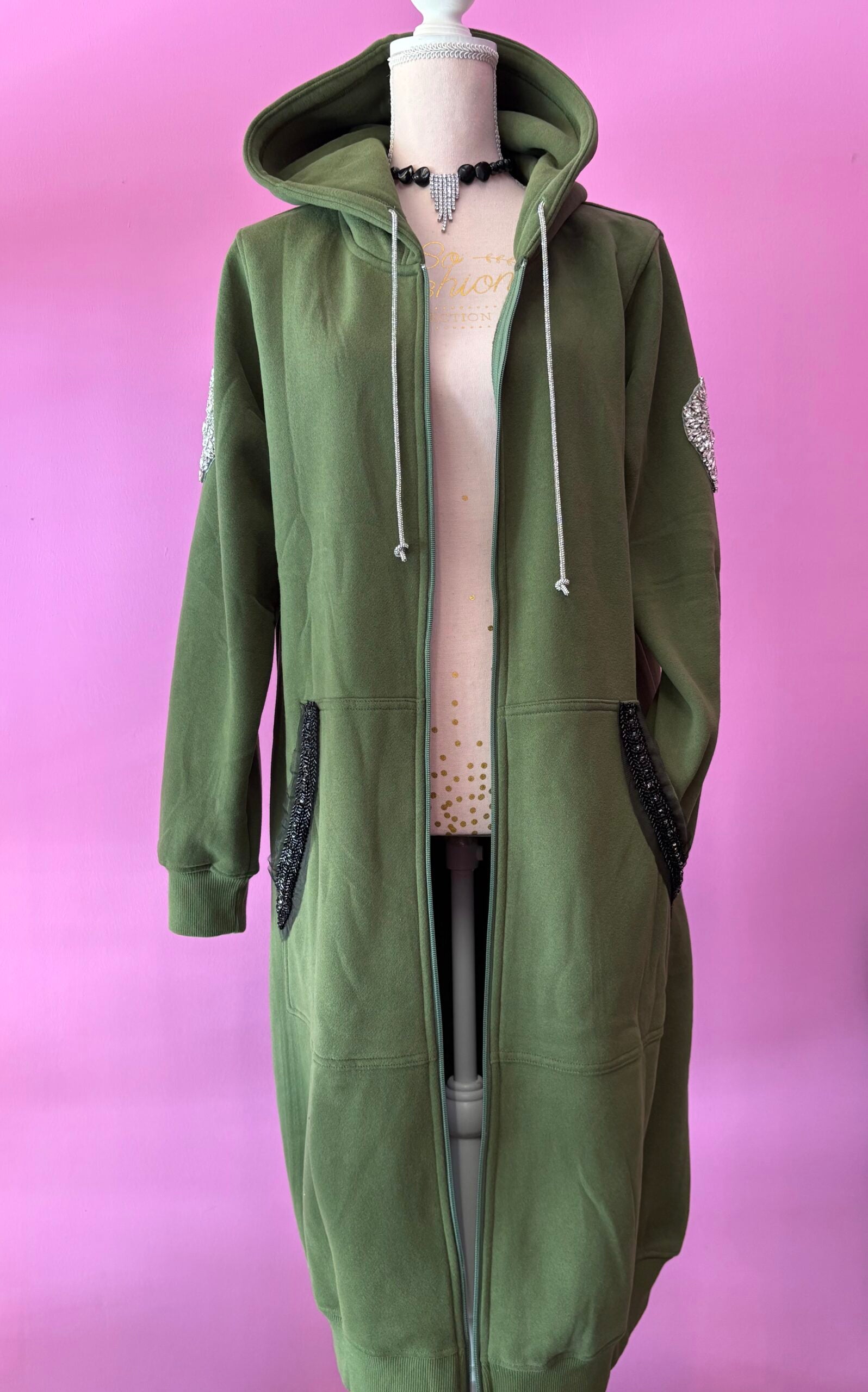Felpa lunga Gioiello : cappottino Oversize verde con Ricami in Paillettes e Cristalli – Lusso Couture