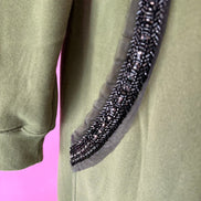 Felpa lunga Gioiello : cappottino Oversize verde con Ricami in Paillettes e Cristalli – Lusso Couture