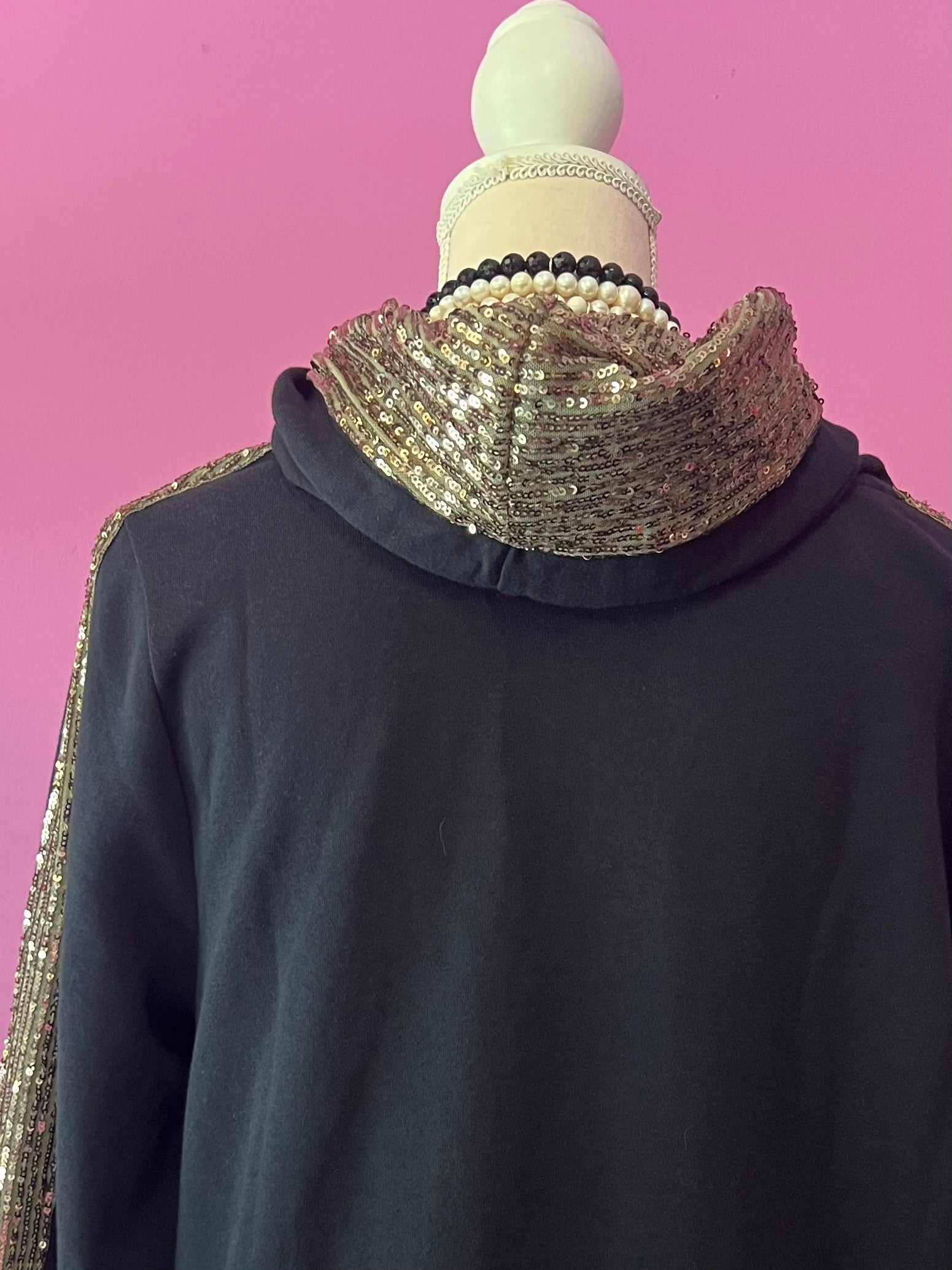 Felpa Gioiello : Felpa nera-oro Oversize con Ricami in Paillettes e Cristalli – Lusso Couture