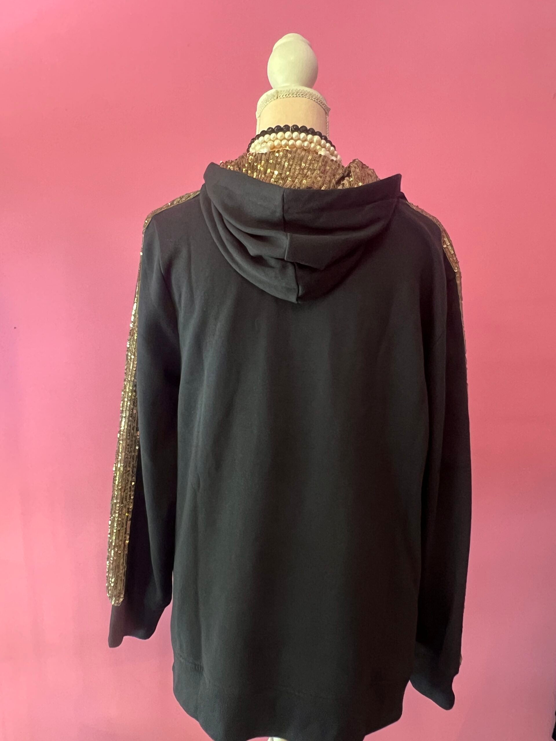 Felpa Gioiello : Felpa nera-oro Oversize con Ricami in Paillettes e Cristalli – Lusso Couture
