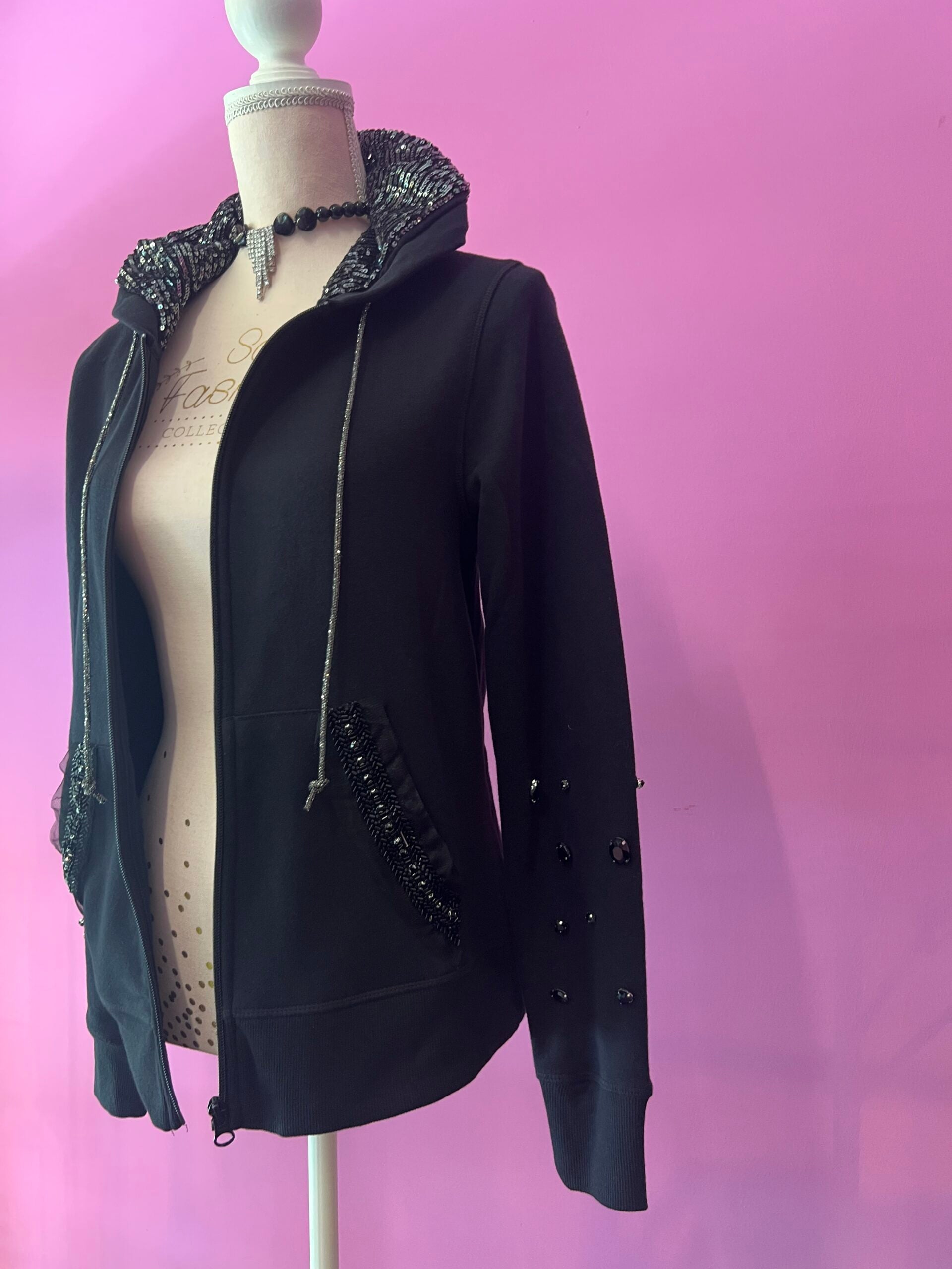 Felpa Gioiello : Felpa nera Oversize con Ricami in Paillettes e Cristalli – Lusso Couture