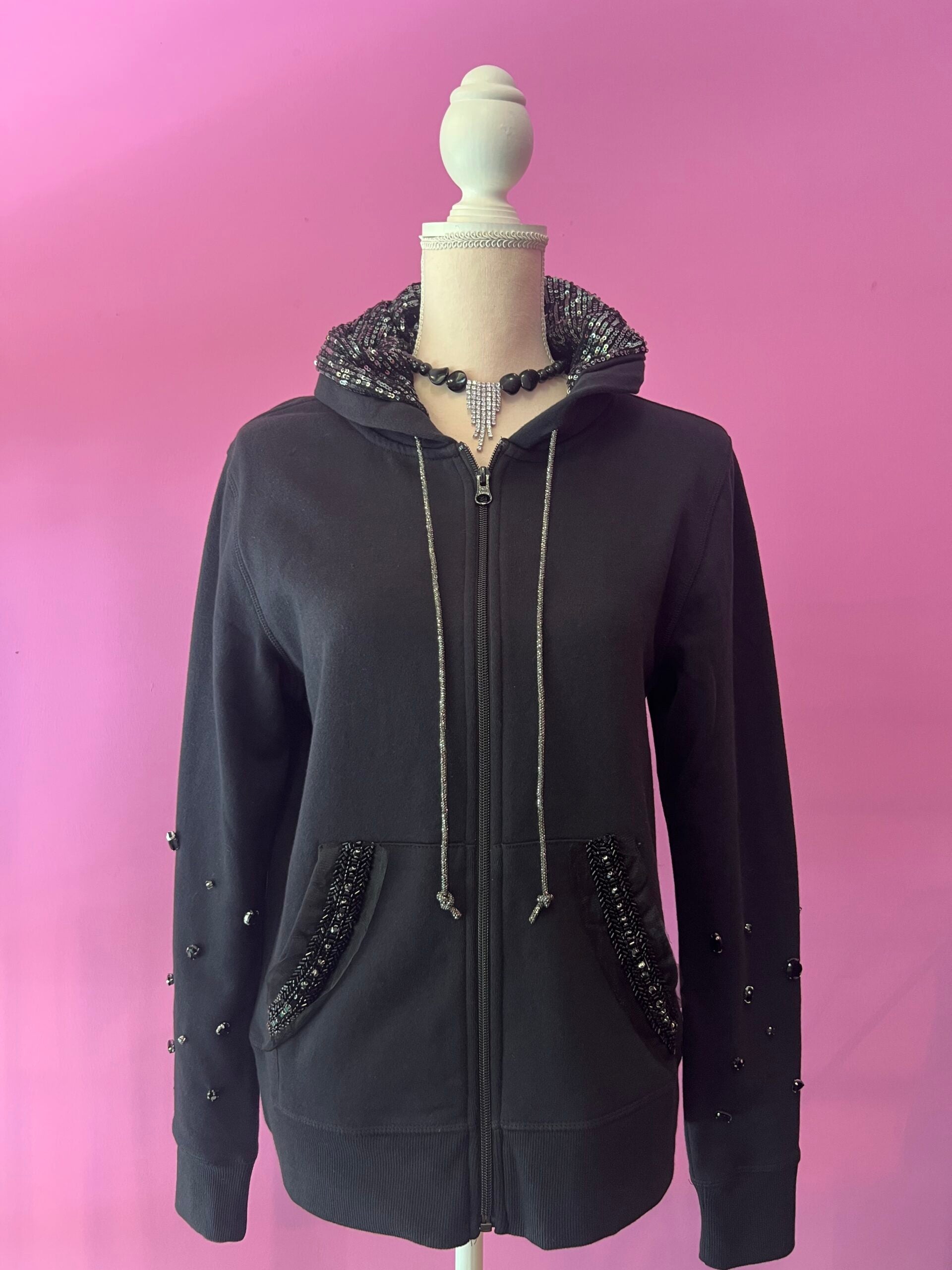 Felpa Gioiello : Felpa nera Oversize con Ricami in Paillettes e Cristalli – Lusso Couture