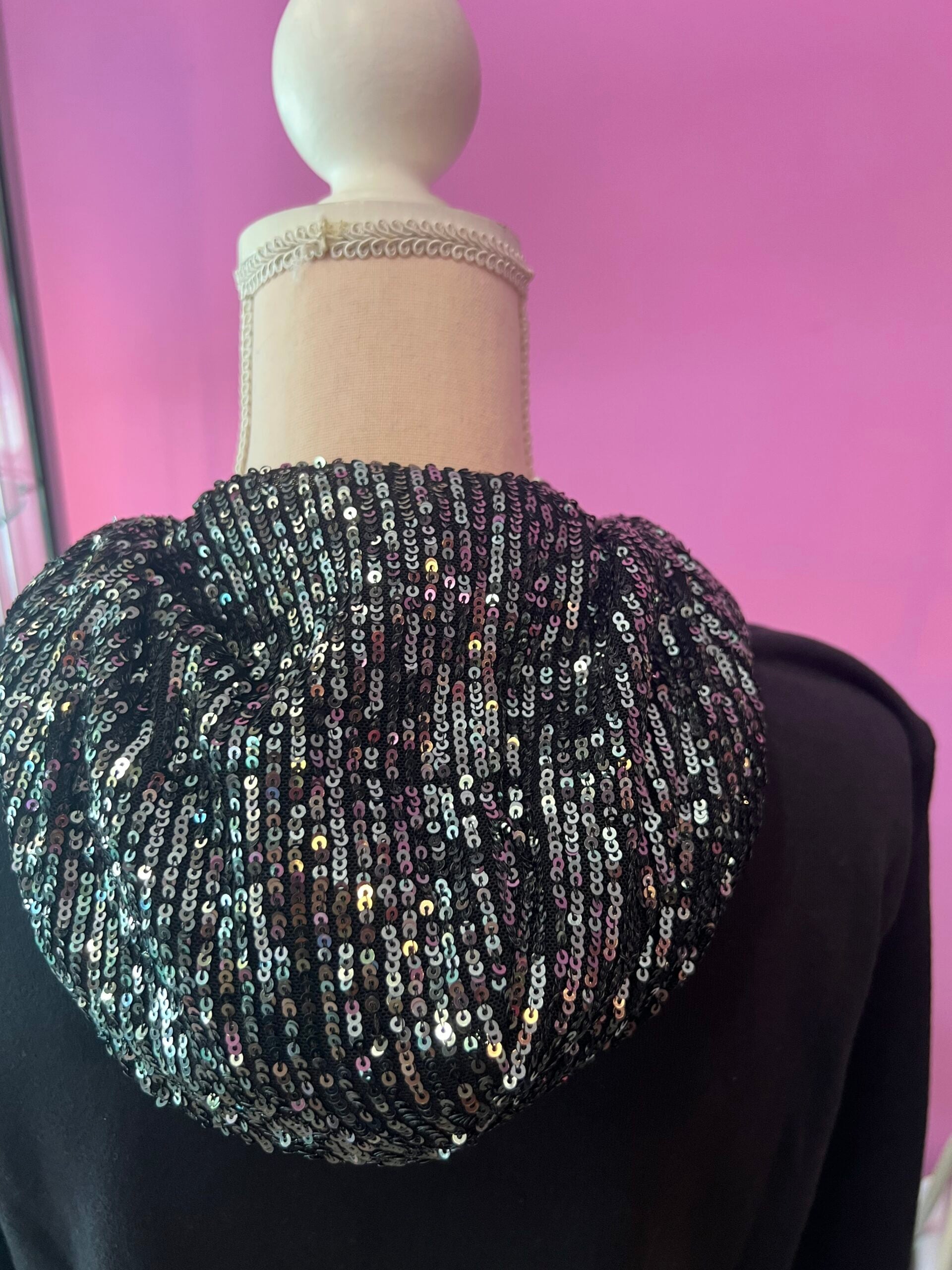 Felpa Gioiello : Felpa nera Oversize con Ricami in Paillettes e Cristalli – Lusso Couture