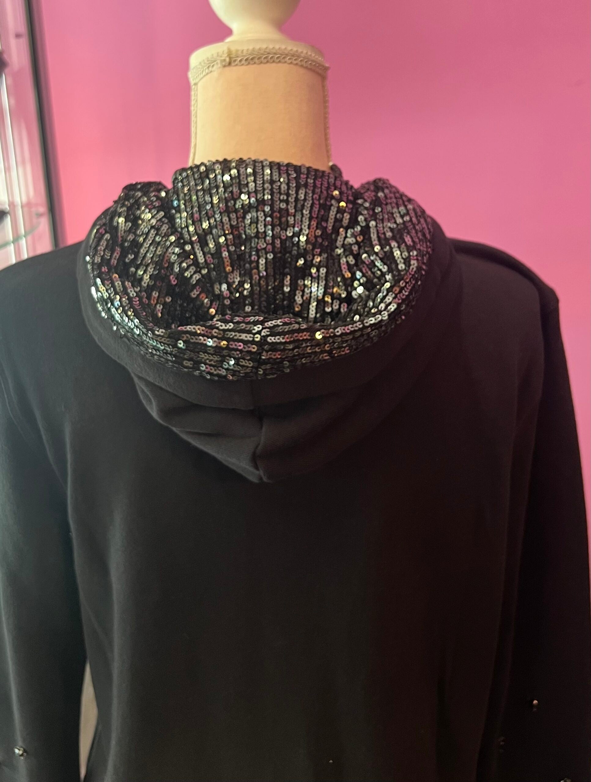 Felpa Gioiello : Felpa nera Oversize con Ricami in Paillettes e Cristalli – Lusso Couture