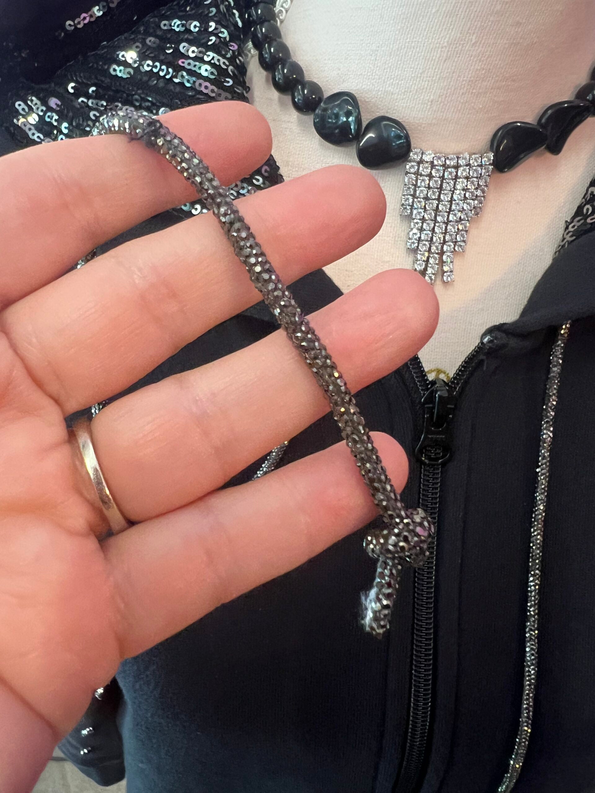 Felpa Gioiello : Felpa nera Oversize con Ricami in Paillettes e Cristalli – Lusso Couture