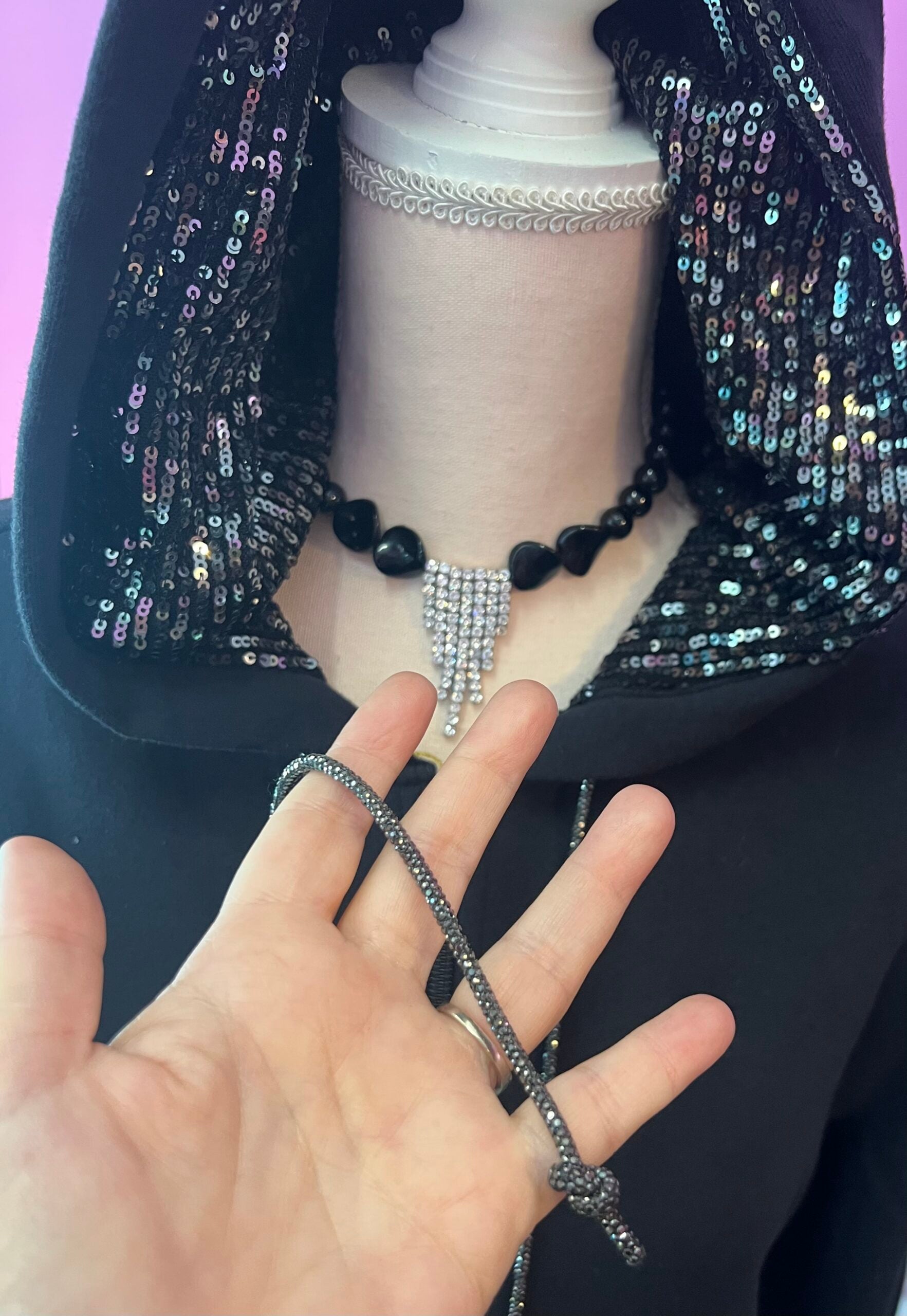 Felpa Gioiello : Felpa nera Oversize con Ricami in Paillettes e Cristalli – Lusso Couture
