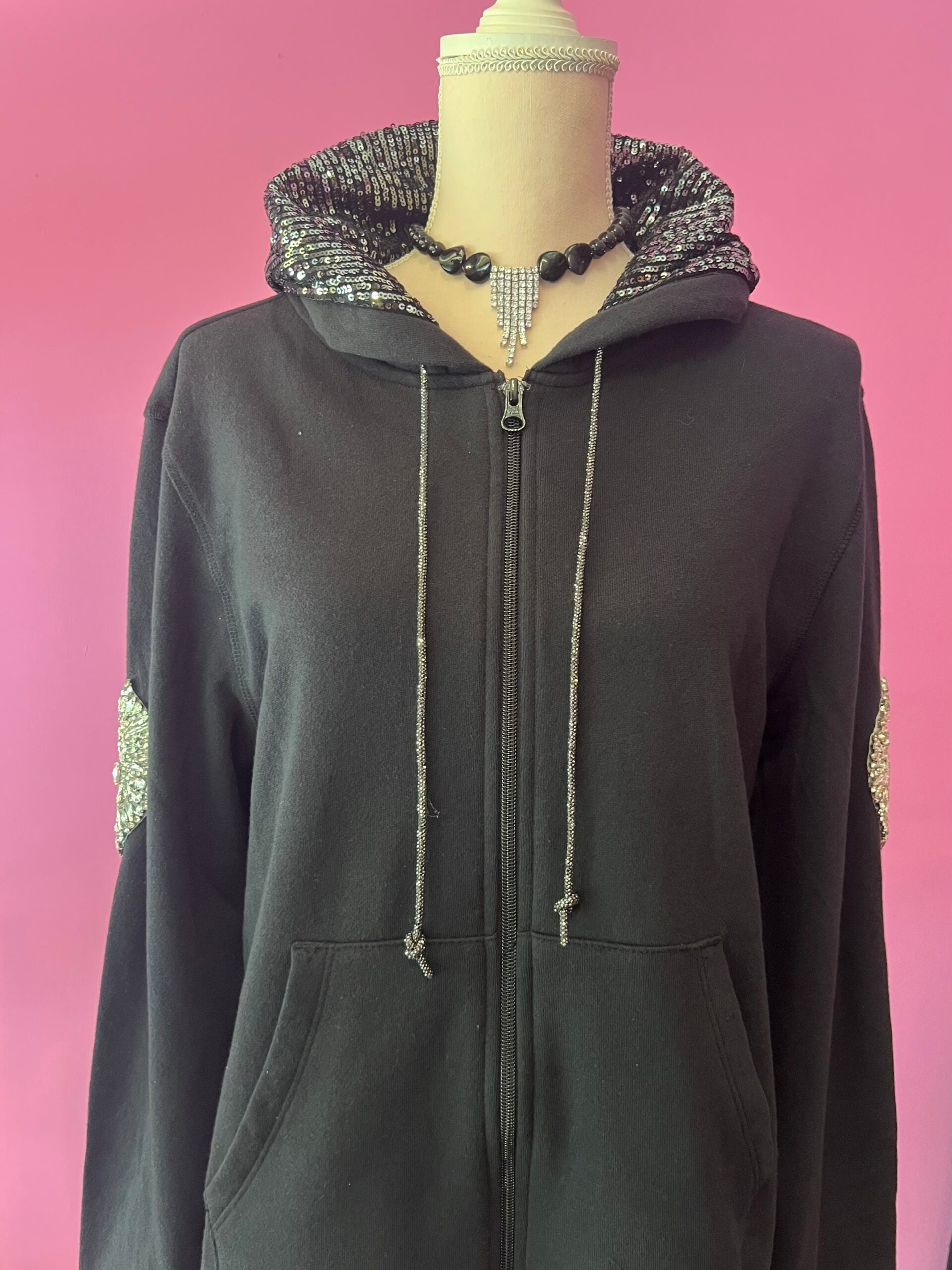 Felpa Gioiello : Felpa nera Oversize con Ricami in Paillettes e Cristalli – Lusso Couture