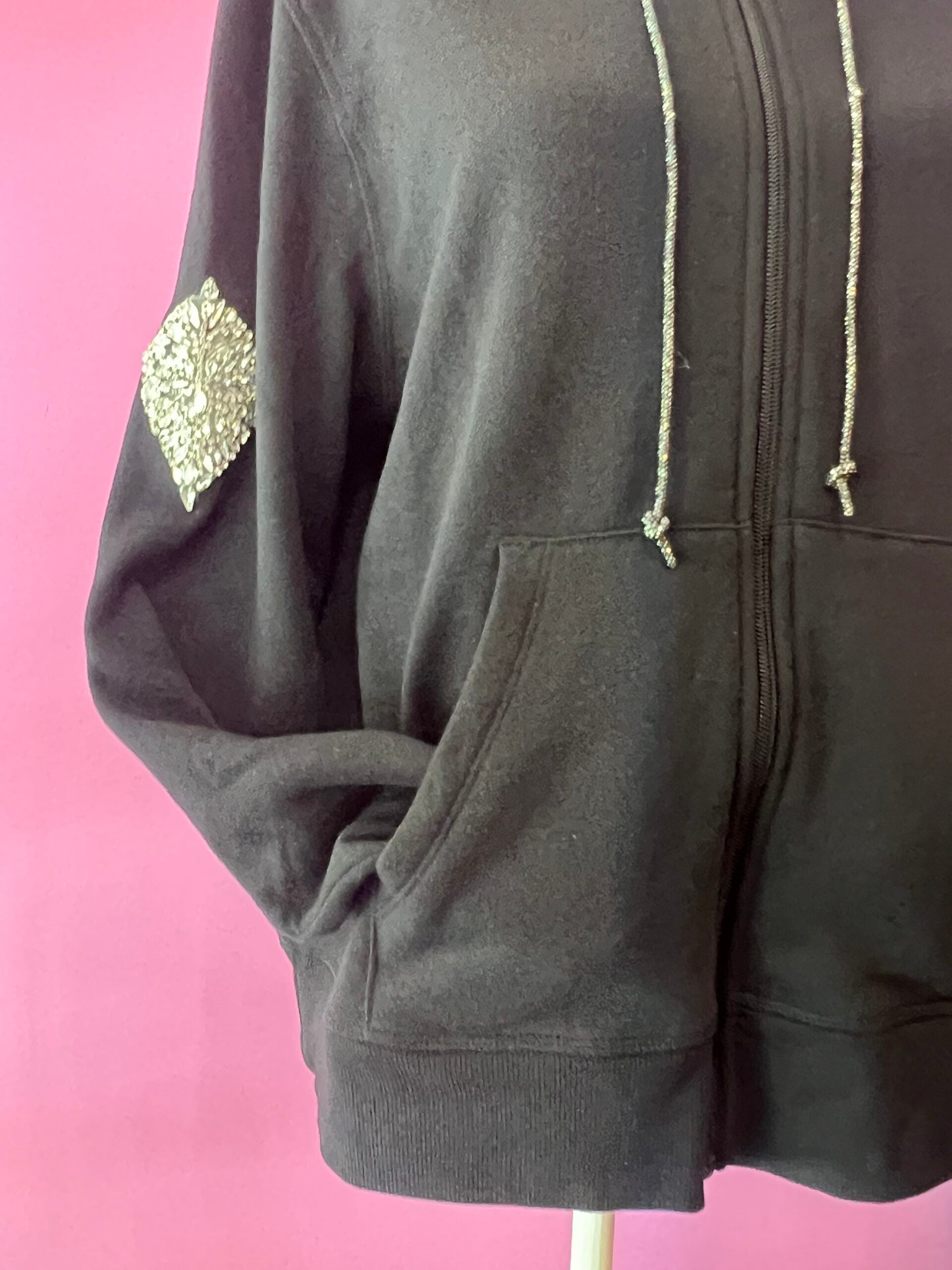 Felpa Gioiello : Felpa nera Oversize con Ricami in Paillettes e Cristalli – Lusso Couture