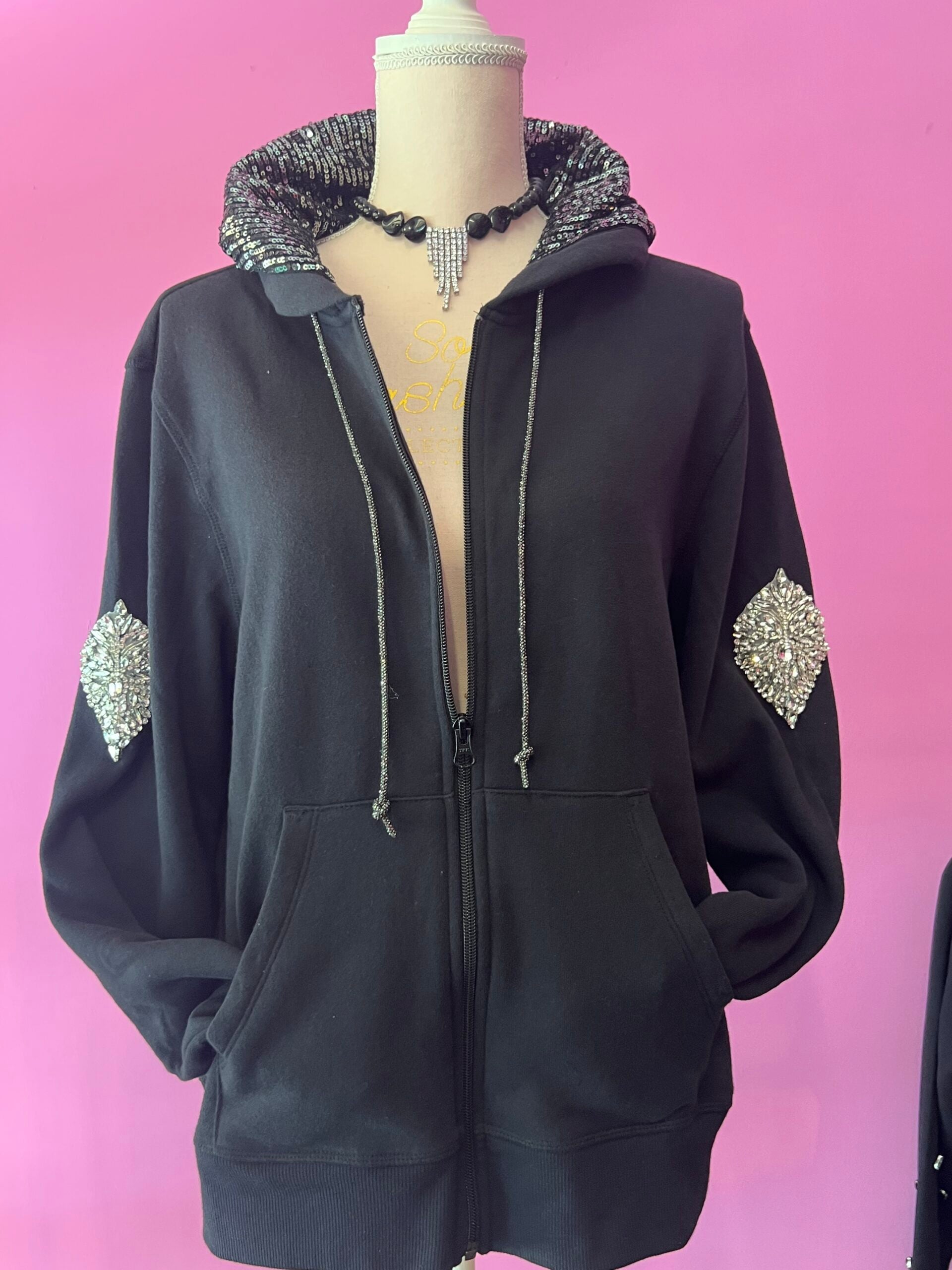 Felpa Gioiello : Felpa nera Oversize con Ricami in Paillettes e Cristalli – Lusso Couture