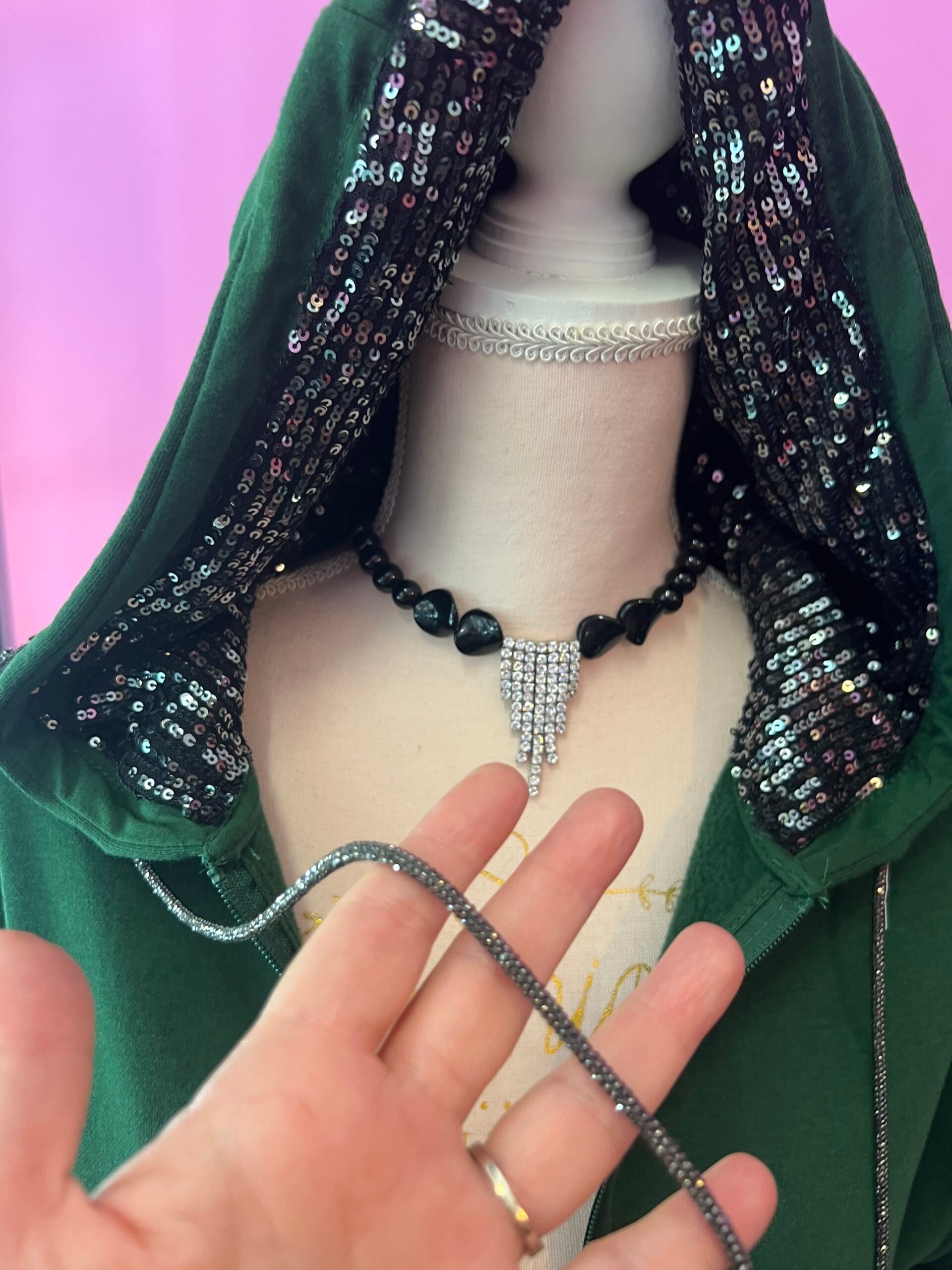 Felpa Gioiello : Felpa verde Oversize con Ricami in Paillettes e Cristalli – Lusso Couture