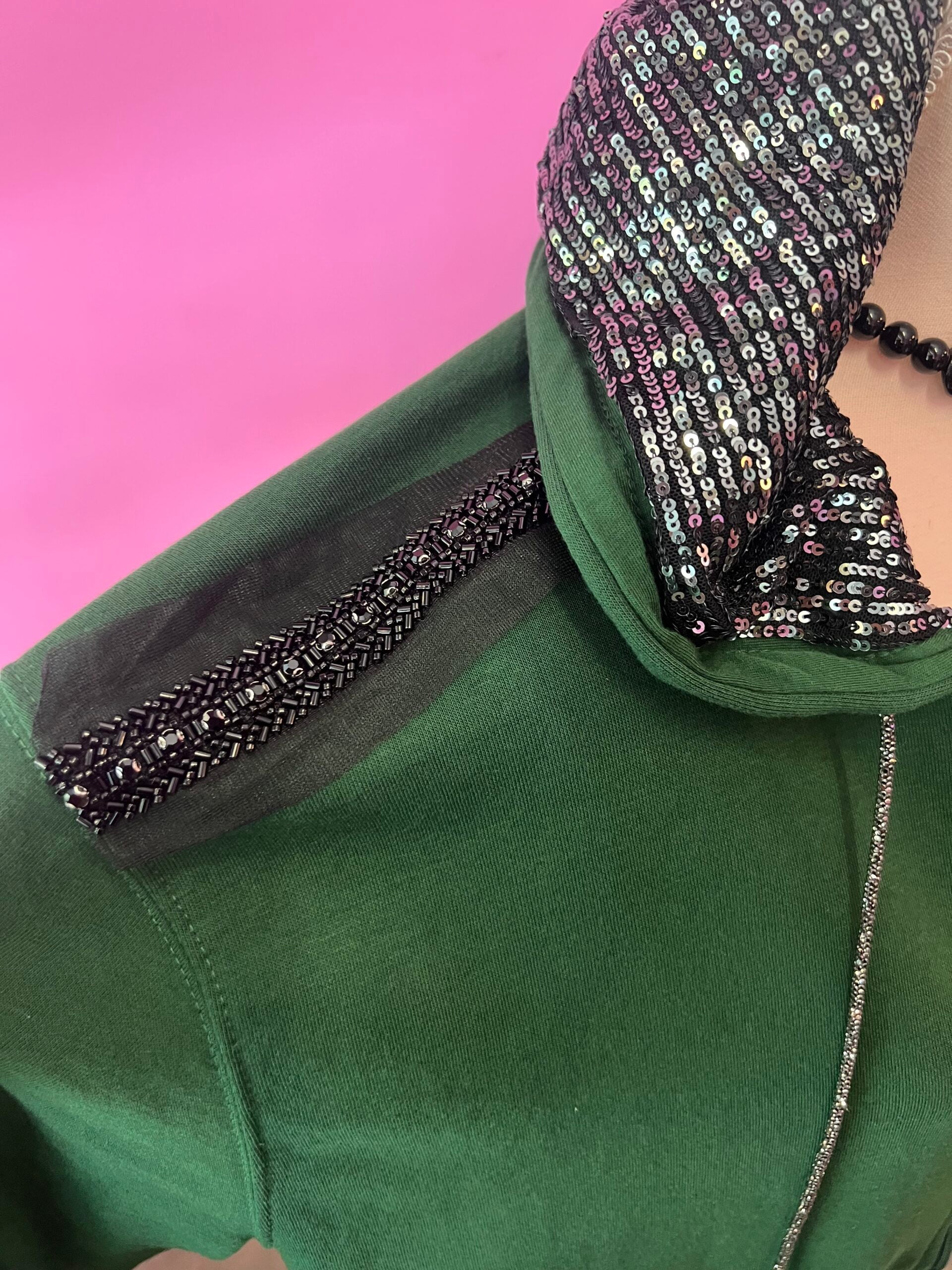 Felpa Gioiello : Felpa verde Oversize con Ricami in Paillettes e Cristalli – Lusso Couture