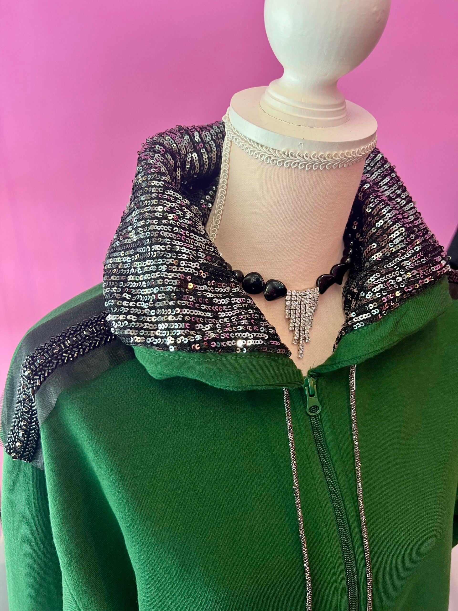 Felpa Gioiello : Felpa verde Oversize con Ricami in Paillettes e Cristalli – Lusso Couture