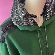 Felpa Gioiello : Felpa verde Oversize con Ricami in Paillettes e Cristalli – Lusso Couture