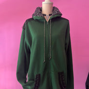 Felpa Gioiello : Felpa verde Oversize con Ricami in Paillettes e Cristalli – Lusso Couture