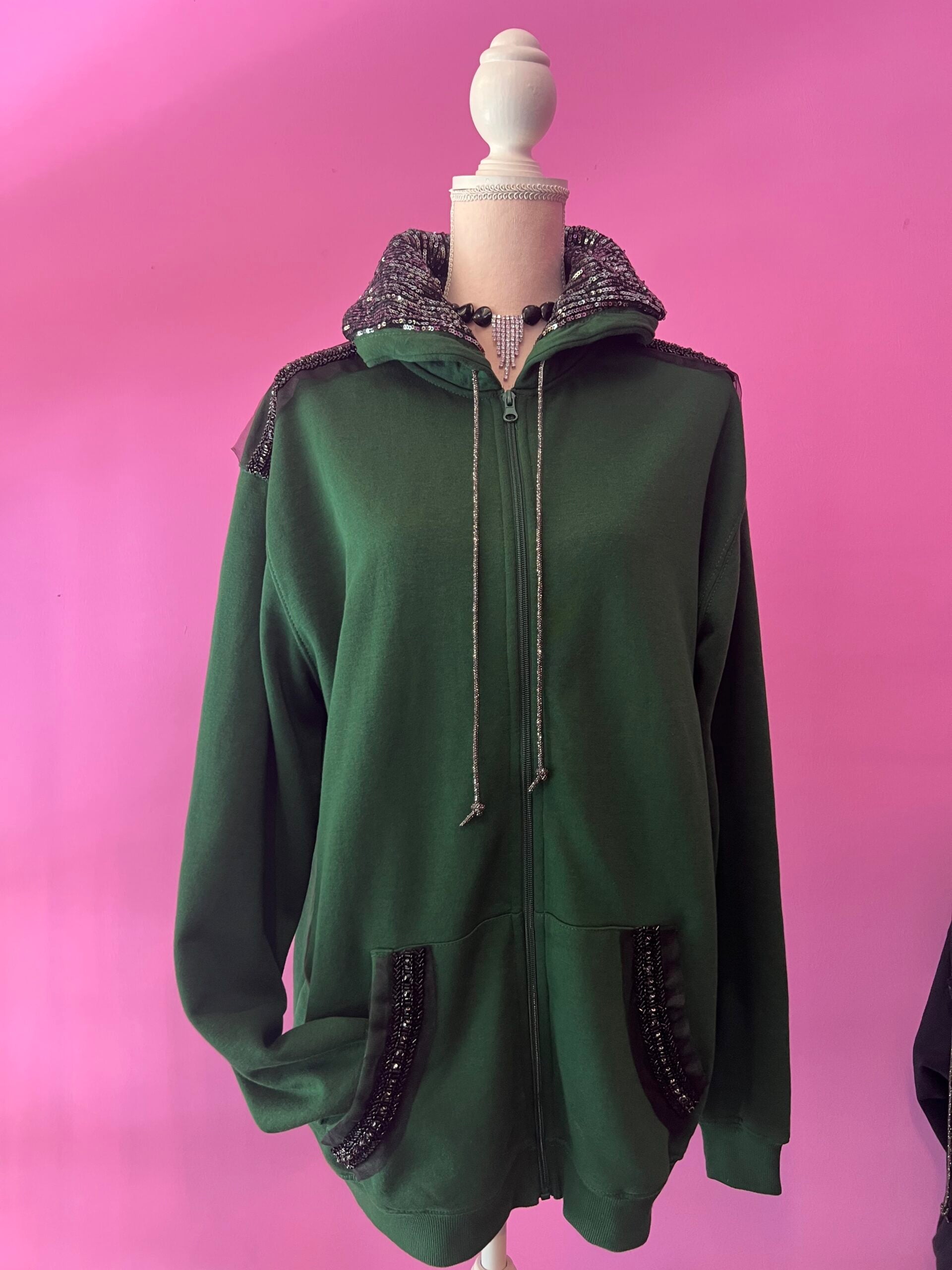 Felpa Gioiello : Felpa verde Oversize con Ricami in Paillettes e Cristalli – Lusso Couture
