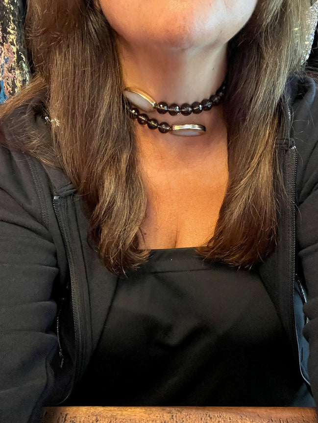 INCANTEVOLE -  Chocker flessibile contrarié  topazio fumé (cm1,2) sfaccettato con terminali ovali lunghi agata