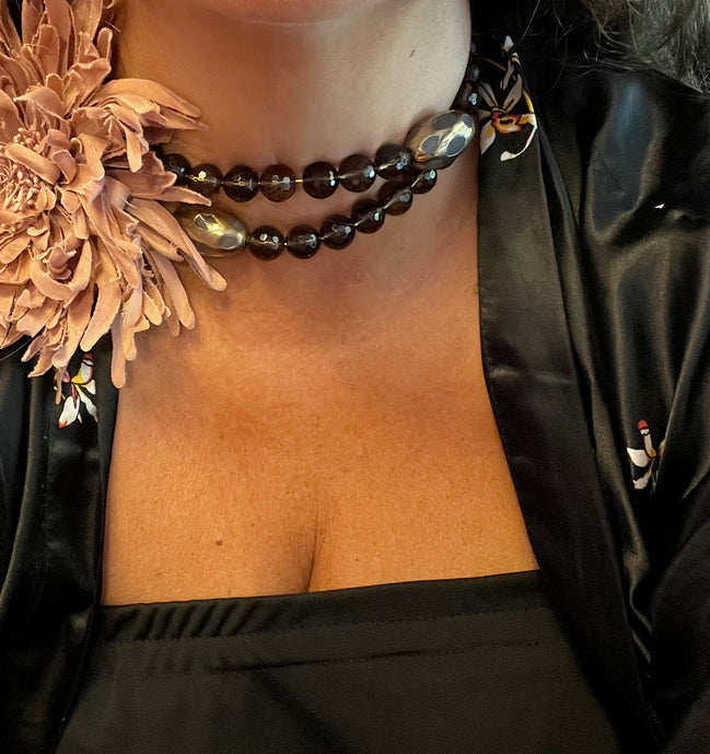 INCANTEVOLE -  Chocker flessibile contrarié  topazio fumé (cm 0,8) sfaccettato con terminali ovali dorati agata naturale