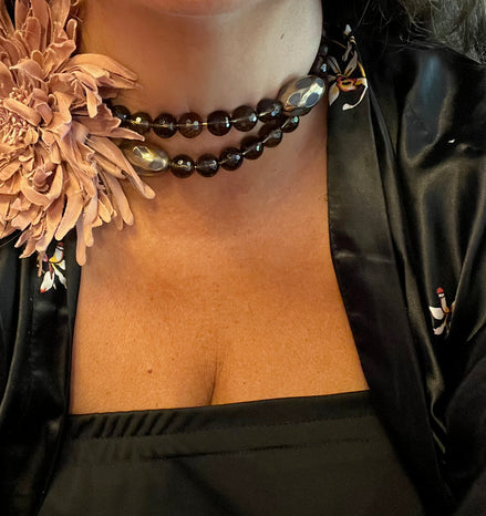 INCANTEVOLE -  Chocker flessibile contrarié  topazio fumé (cm1,2) sfaccettato con terminali ovali dorati agata naturale