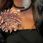 INCANTEVOLE -  Chocker flessibile contrarié  onice sfaccettato con terminali inserti cochiglia