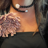 INCANTEVOLE -  Chocker flessibile contrarié  onice sfaccettato con terminali inserti cochiglia