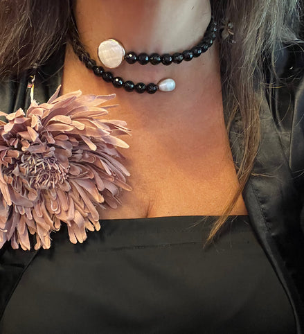 INCANTEVOLE -  Chocker flessibile contrarié  onice sfaccettato con terminali inserti cochiglia