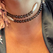 INCANTEVOLE -  Chocker flessibile contrarié  topazio fumé (cm 0,8) sfaccettato con terminali barilotti lunghi conchiglia