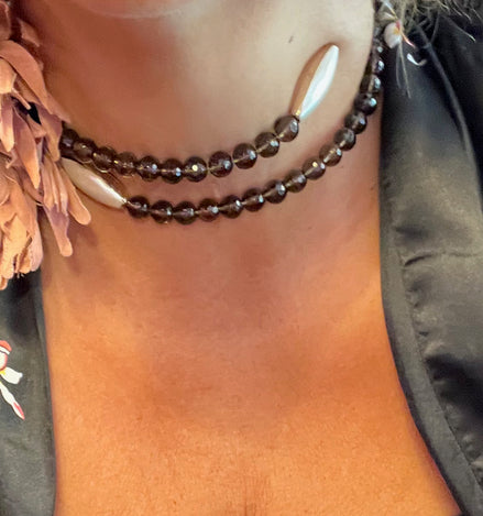 INCANTEVOLE -  Chocker flessibile contrarié  topazio fumé (cm 0,8) sfaccettato con terminali barilotti lunghi conchiglia