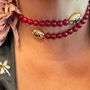 INCANTEVOLE -  Chocker flessibile contrarié  giada ruby sfaccettata con terminali dorati