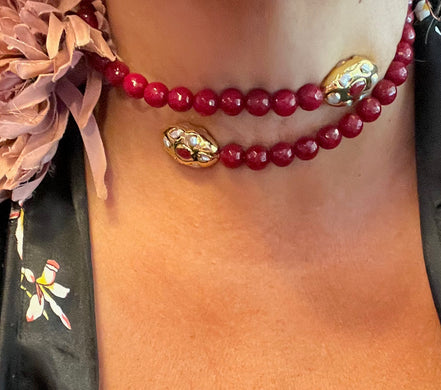 INCANTEVOLE -  Chocker flessibile contrarié  giada ruby sfaccettata con terminali dorati