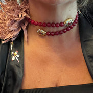 INCANTEVOLE -  Chocker flessibile contrarié  giada ruby sfaccettata con terminali dorati