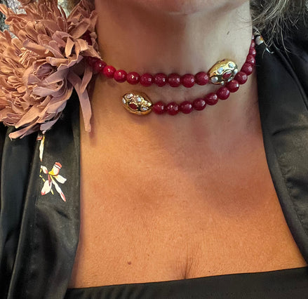 INCANTEVOLE -  Chocker flessibile contrarié  giada ruby sfaccettata con terminali dorati