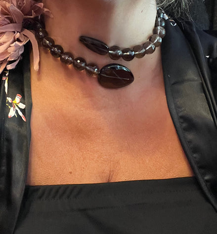 INCANTEVOLE -  Chocker flessibile contrarié  topazio fumé (cm 1,4) sfaccettato con terminali gocce)