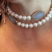 INCANTEVOLE -  Chocker  contrarié   perle coltivate grandi con terminali ovali agata e gold