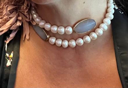 INCANTEVOLE -  Chocker  contrarié   perle coltivate grandi con terminali ovali agata e gold