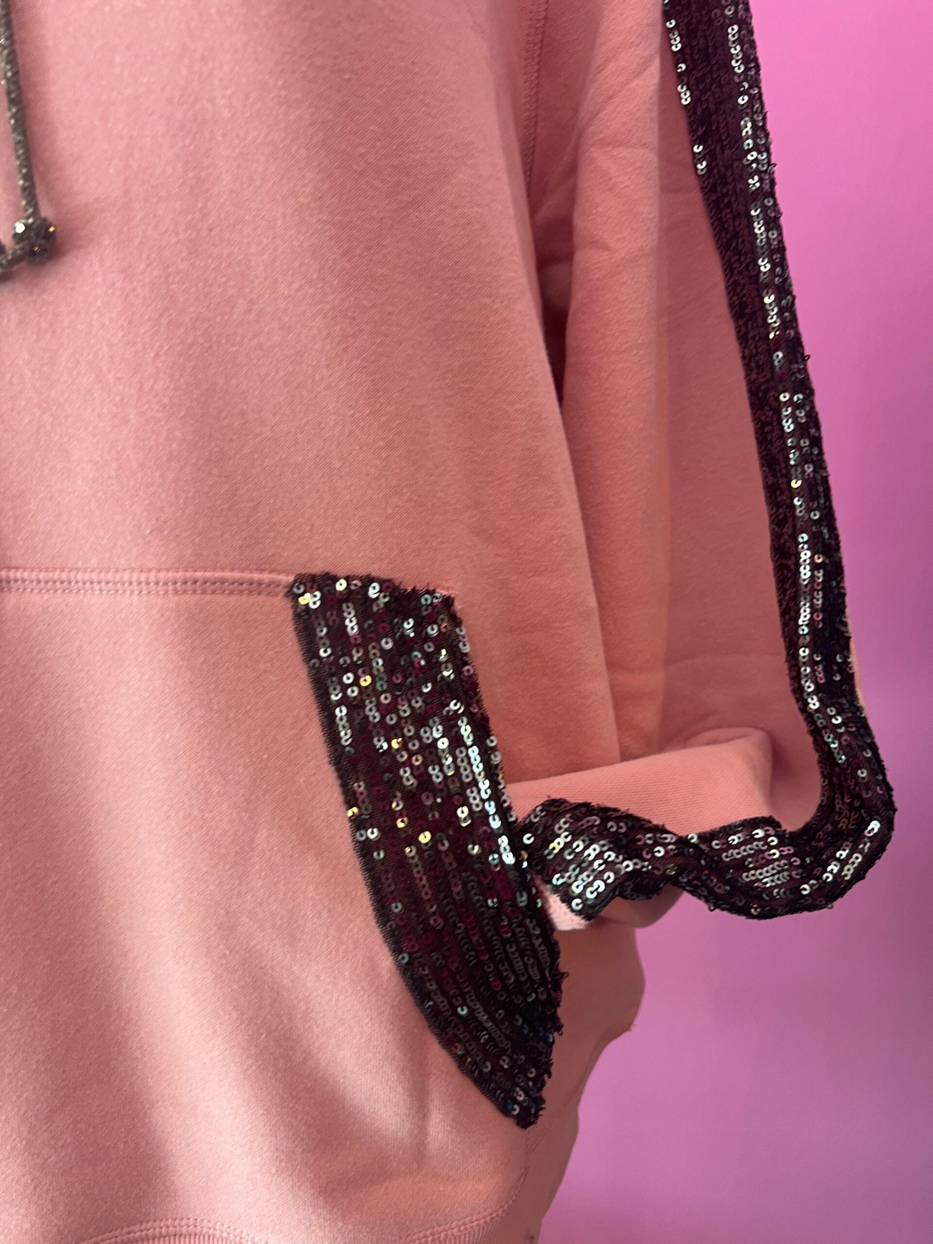 Felpa Gioiello : Felpa rosa Oversize con Ricami in Paillettes e Cristalli – Lusso Couture