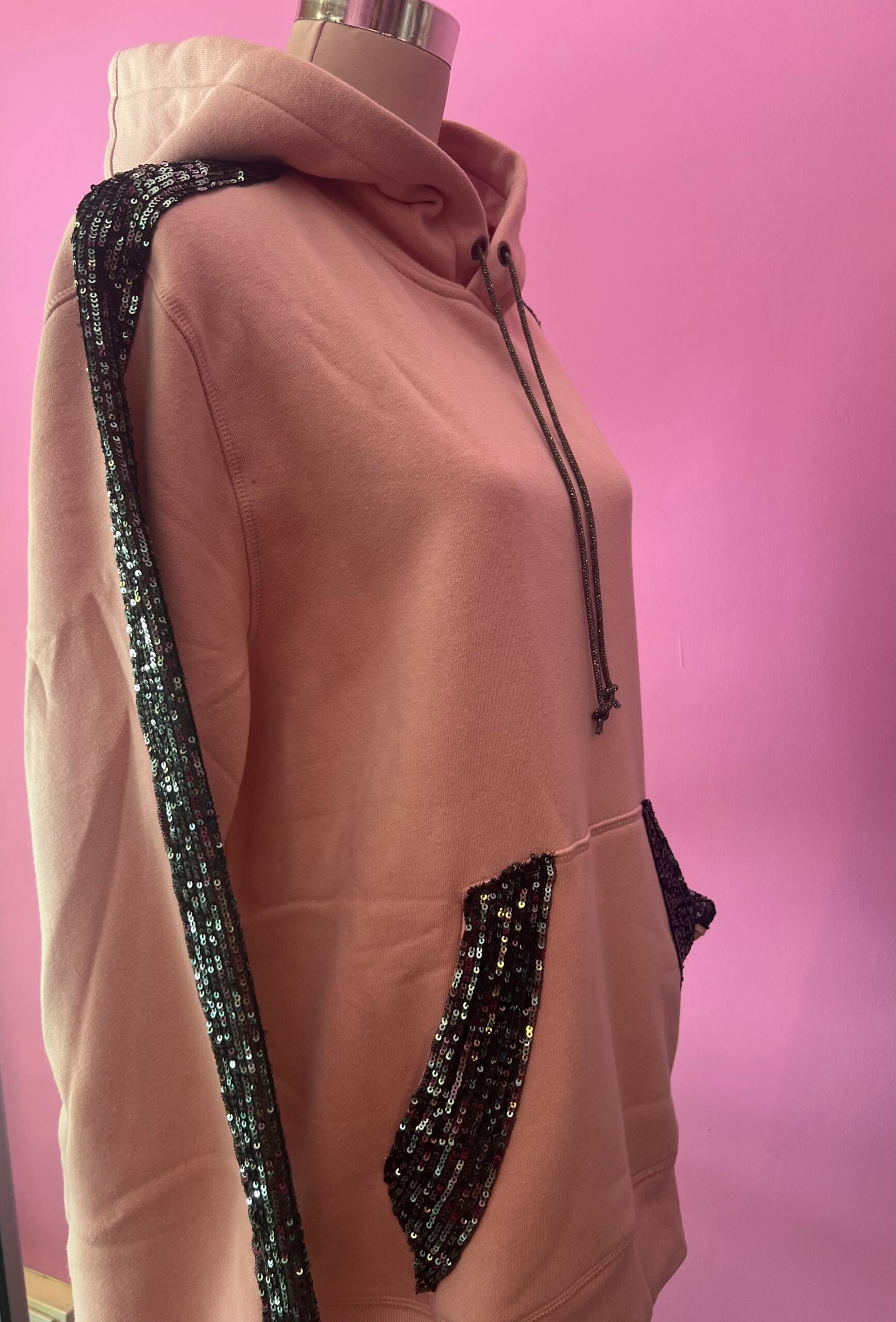 Felpa Gioiello : Felpa rosa Oversize con Ricami in Paillettes e Cristalli – Lusso Couture