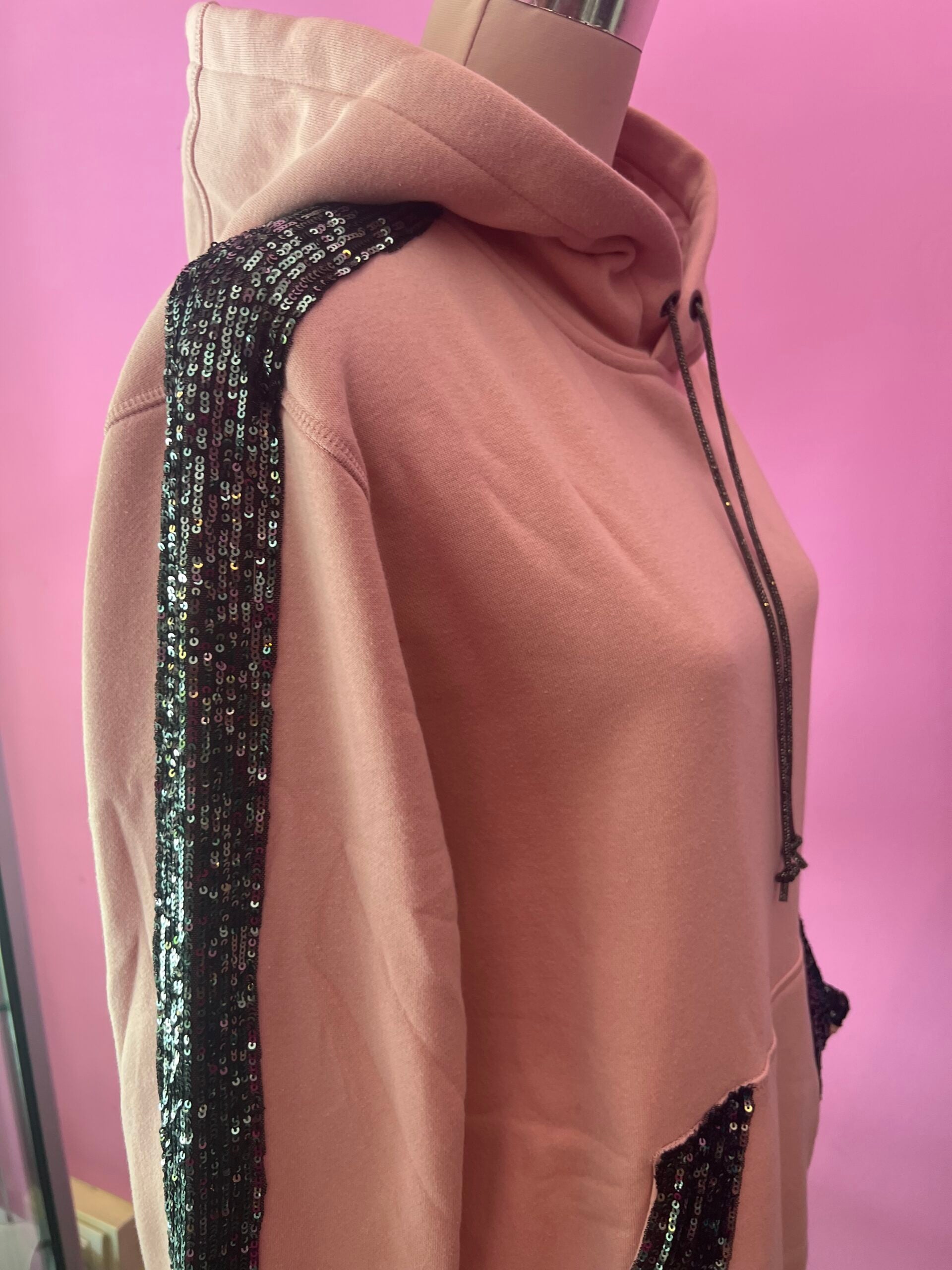 Felpa Gioiello : Felpa rosa Oversize con Ricami in Paillettes e Cristalli – Lusso Couture