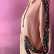 Felpa Gioiello : Felpa rosa Oversize con Ricami in Paillettes e Cristalli – Lusso Couture