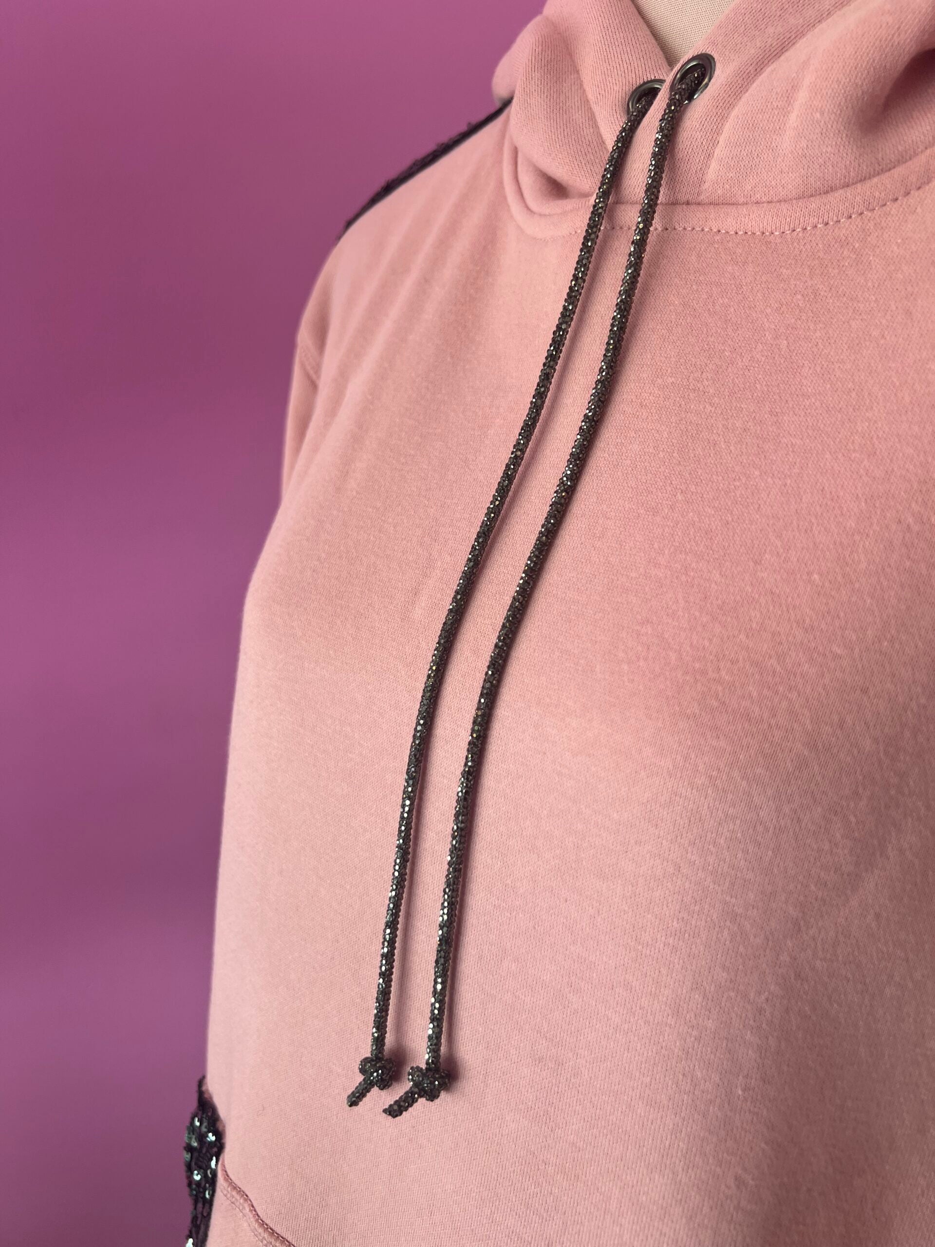 Felpa Gioiello : Felpa rosa Oversize con Ricami in Paillettes e Cristalli – Lusso Couture