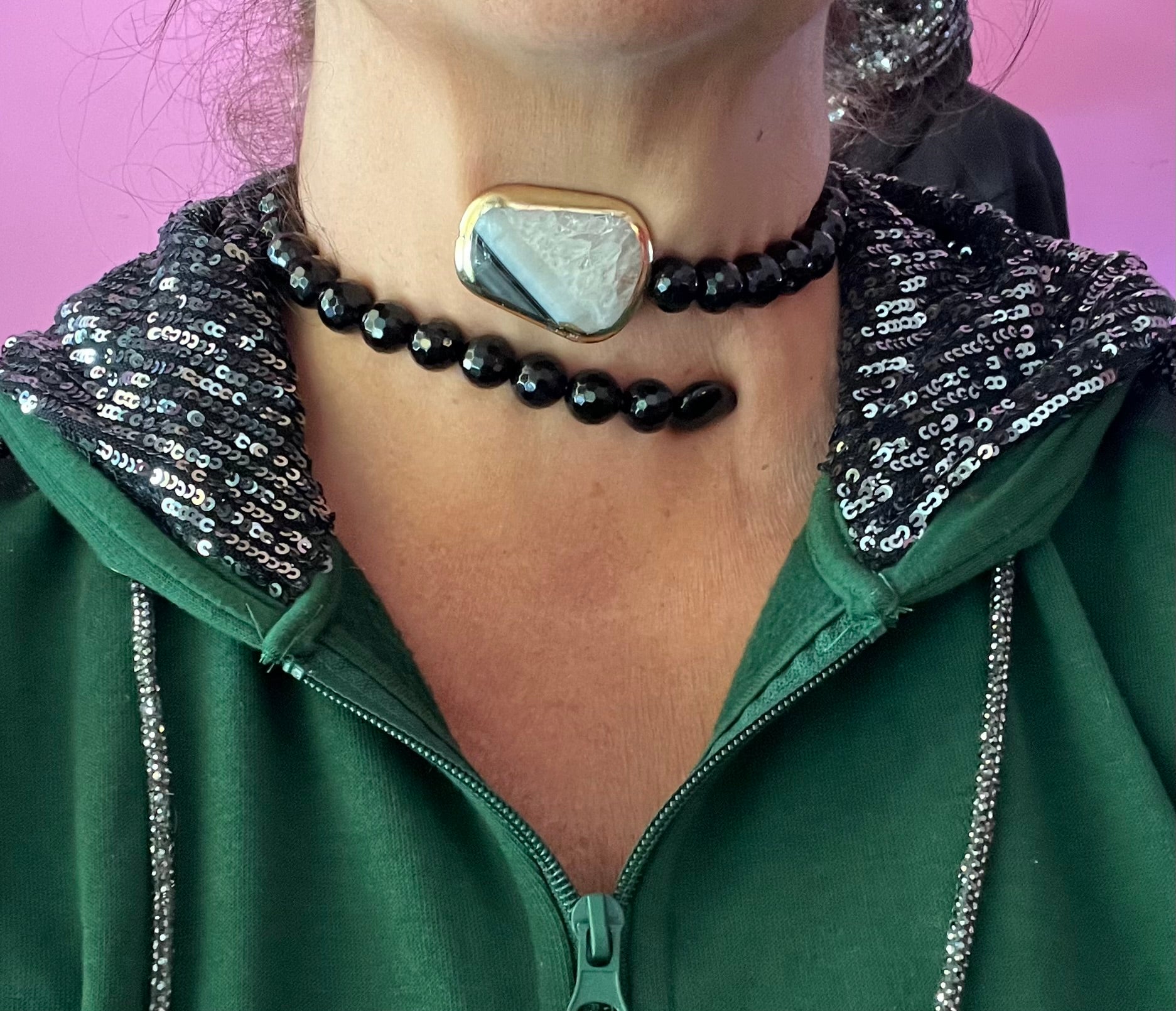 INCANTEVOLE -  Chocker flessibile contrarié  onice sfaccettato 1.2 cm con terminale onice bianco