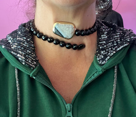 INCANTEVOLE -  Chocker flessibile contrarié  onice sfaccettato 1.2 cm con terminale onice bianco