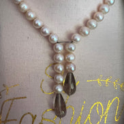 LILY Collana con perle semi-round e gocce di topazio fumé