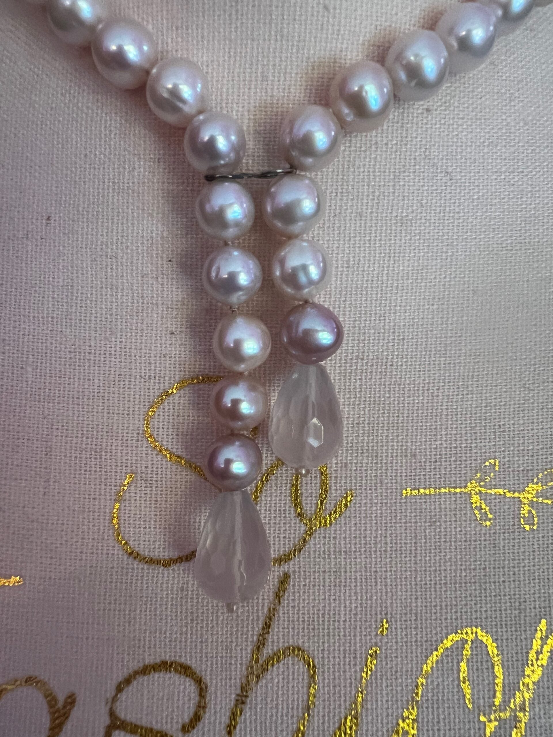 LILY Collana con perle rosa e gocce di quarzo rosa