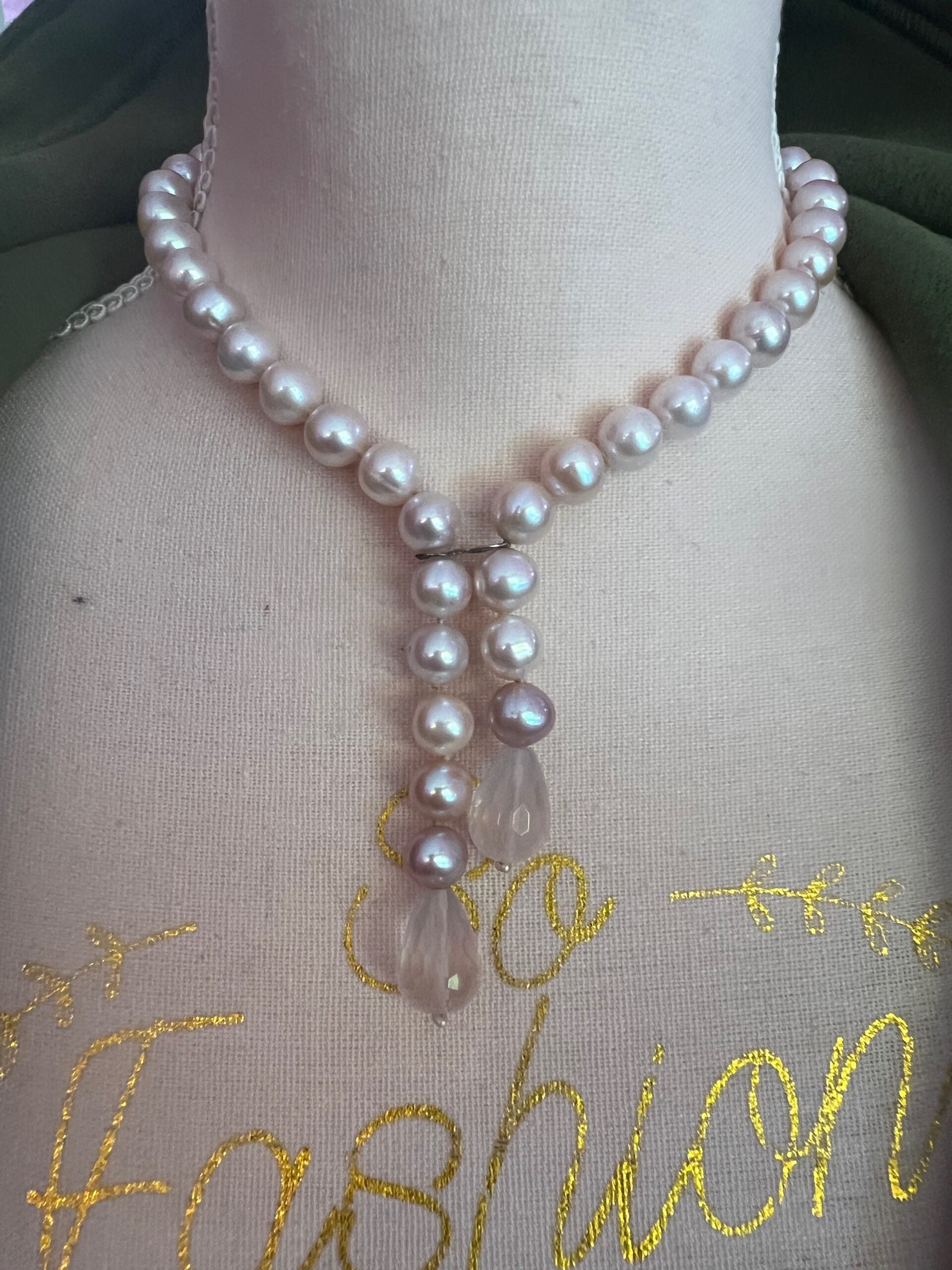 LILY Collana con perle rosa e gocce di quarzo rosa