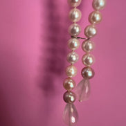LILY Collana con perle rosa e gocce di quarzo rosa