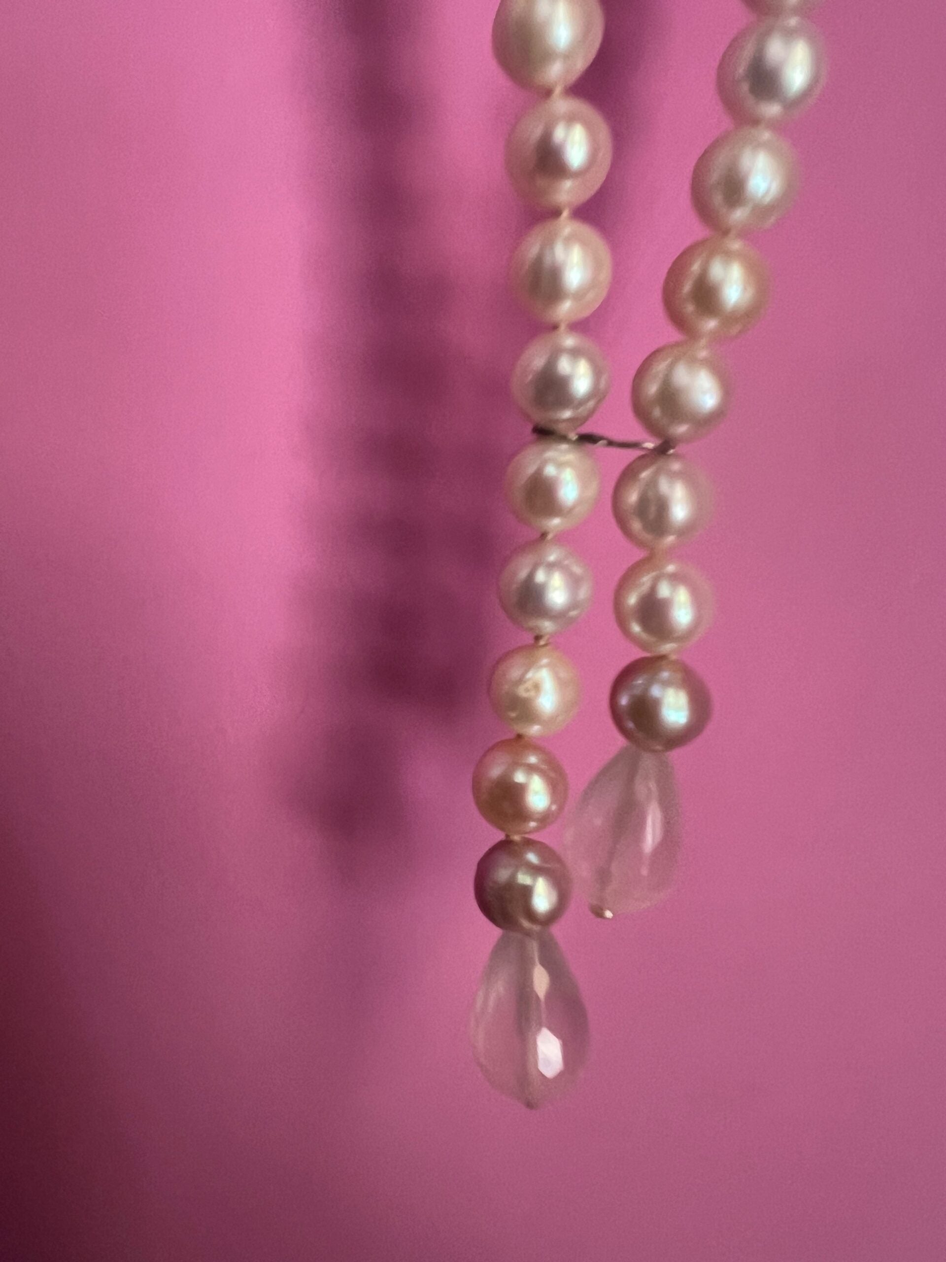 LILY Collana con perle rosa e gocce di quarzo rosa